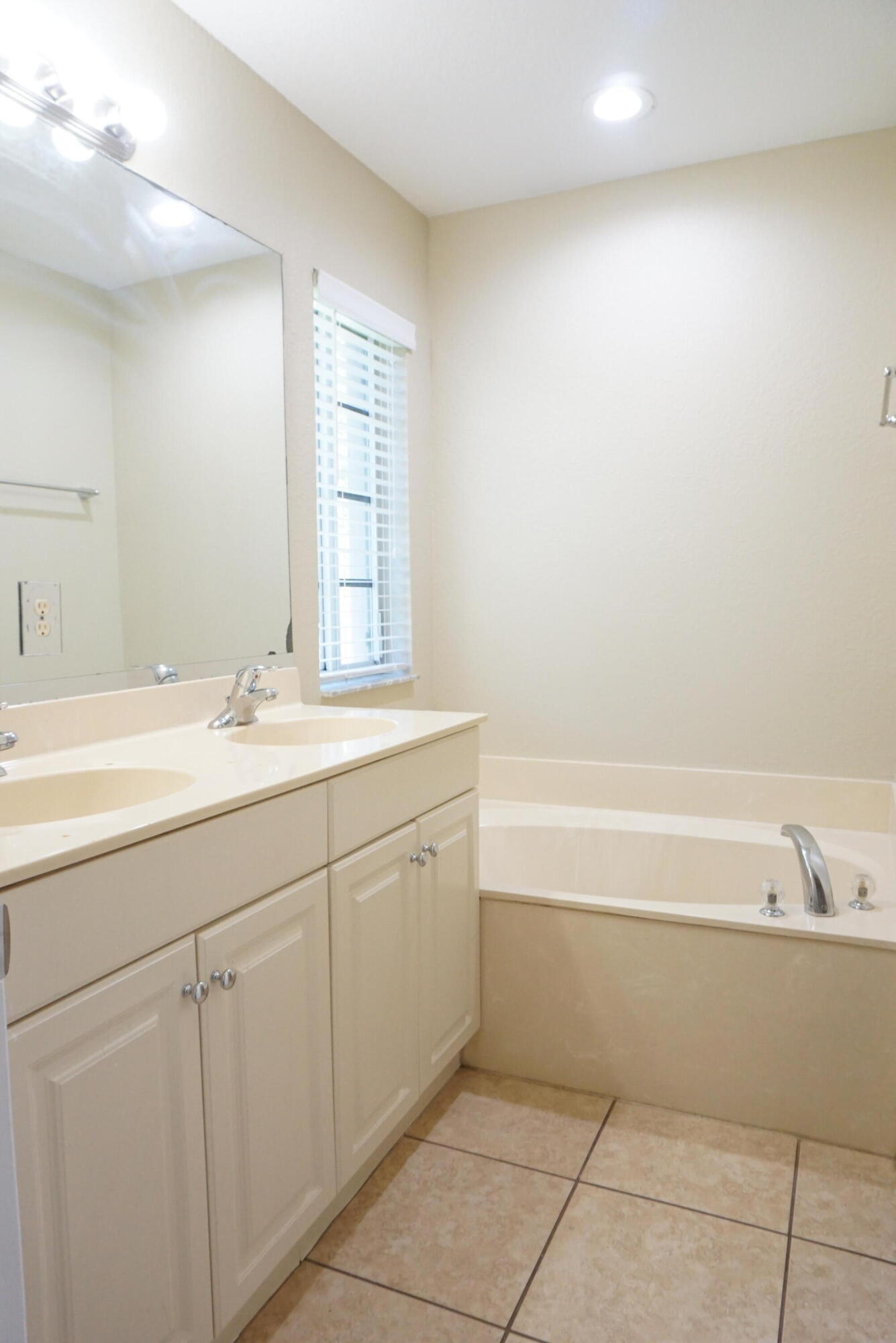 MARSH HARBOUR-**LARGE 3 BED 2.5 BATH W/DEN-OFFICE - Residential Lease
