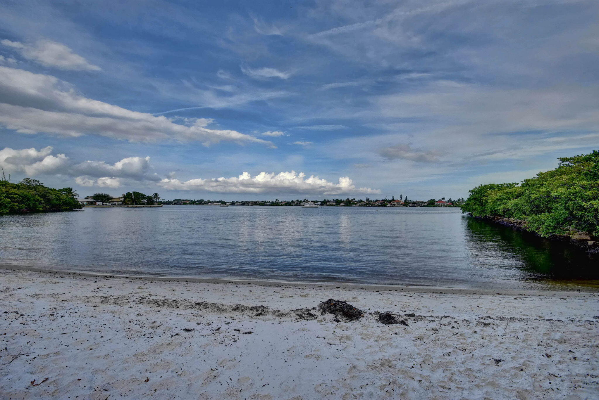 HYPOLUXOS MARINERS CAY CONDO - Residential