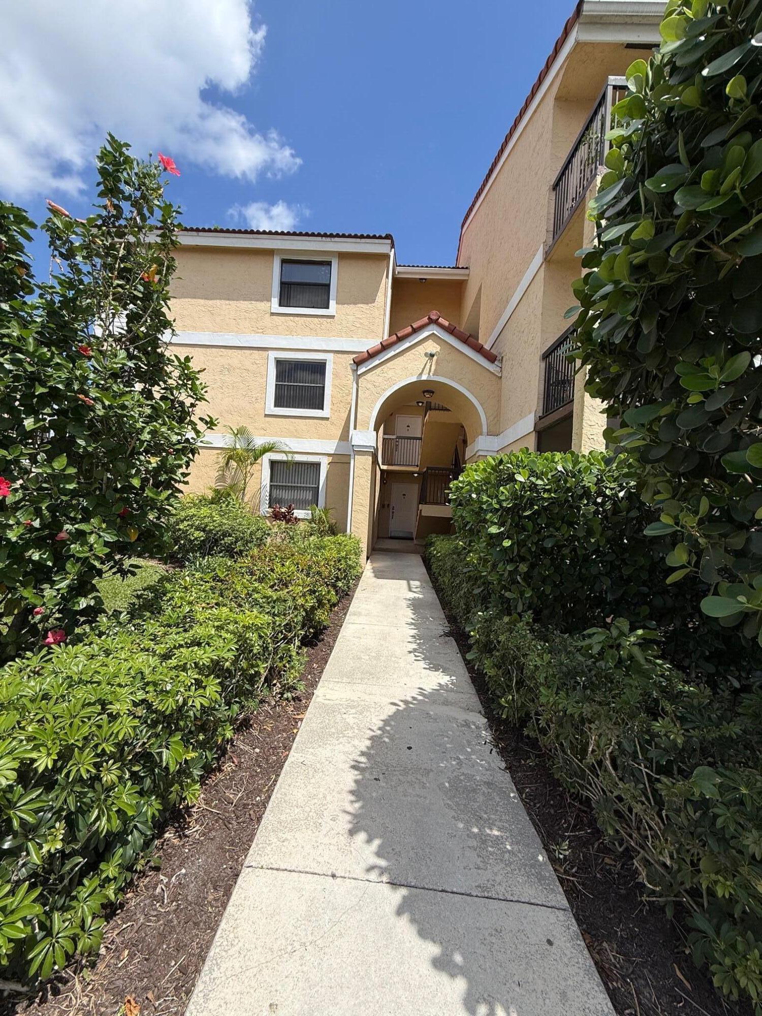 NICE TOP FLOOR UNIT WITH VIEW OF THE CANAL FROM THE OPEN BALCONY. ACCROSS THE STREET FROM ELEMENTRY SCHOOL. GOOD SIZE BEDROOMS. OPEN KITCHEN AND WASHER AND DRYER IN UNIT.SELLER WILLING TO HELP WITH SOME CLOSING COST. CLOSE TO MAJOR HAWYS AND GOOD SCHOOLS.
