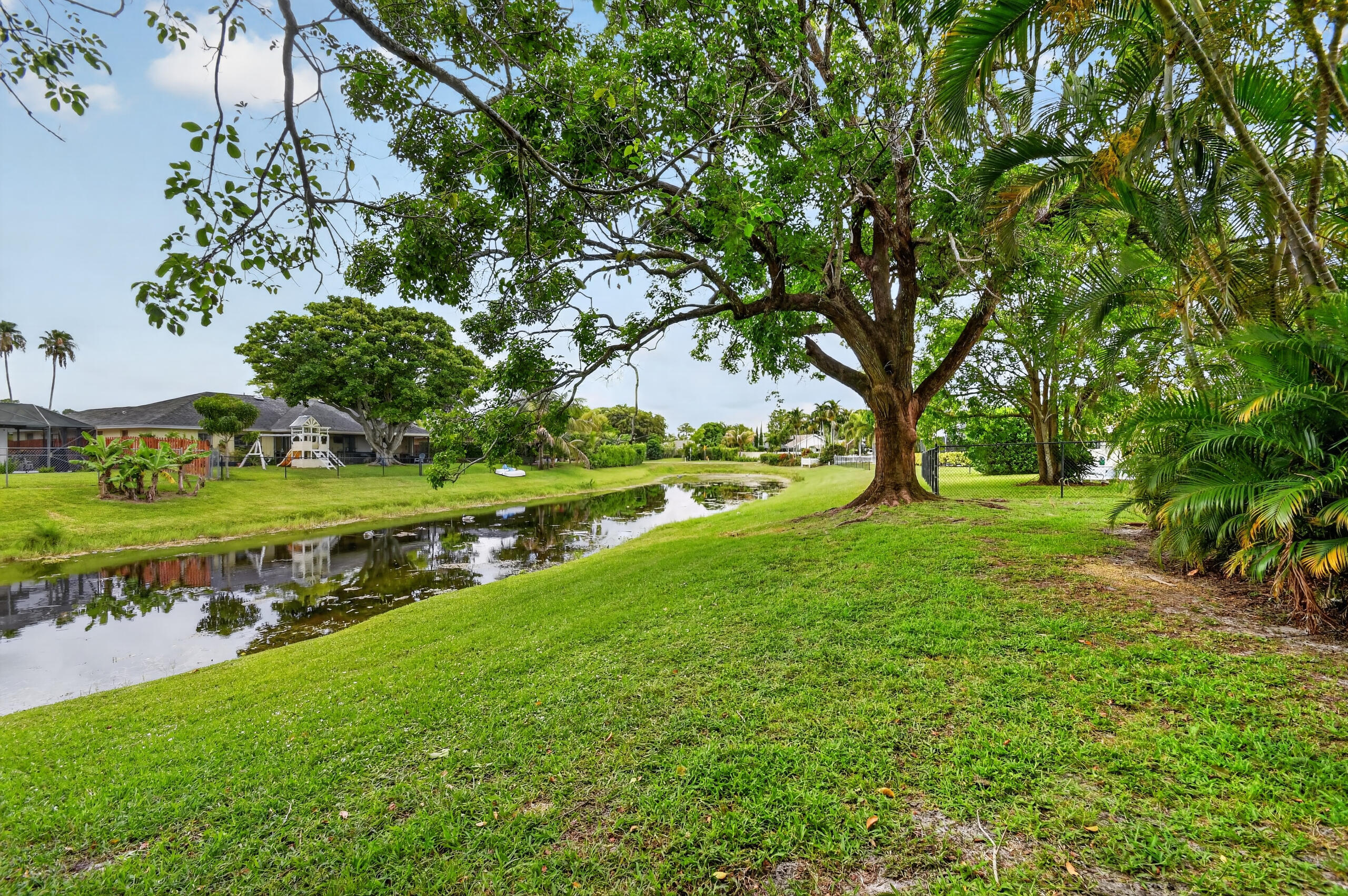 SUGAR POND MANOR OF WELLINGTON - Residential