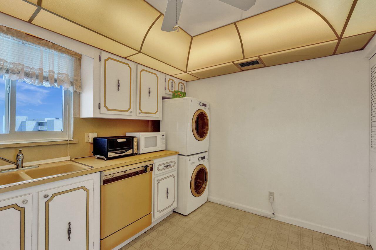 LAKE HARBOUR TOWERS CONDO - Residential