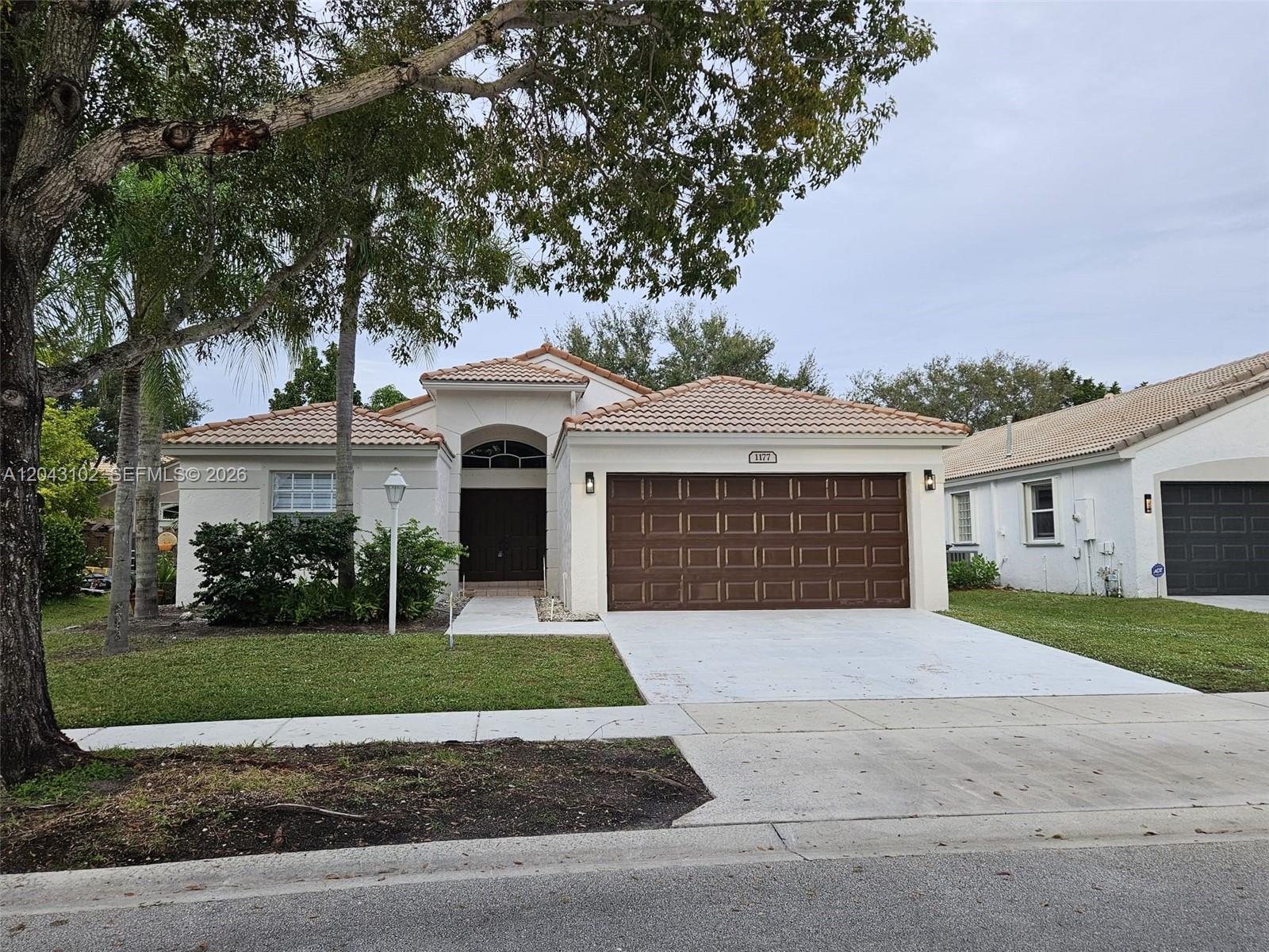 Beautiful 3/2 open concept, completely renovated, single family in Pembroke Falls Heritage.