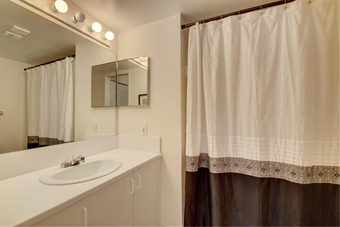 YACHT CLUB - Residential Lease