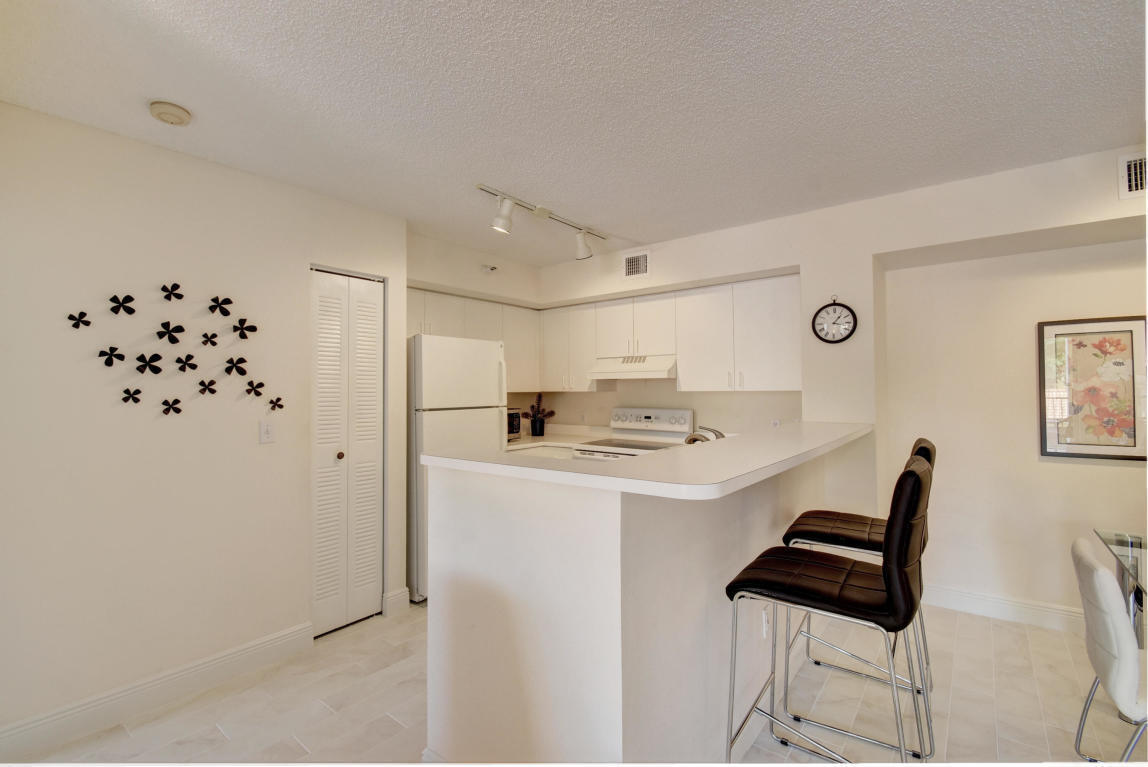 YACHT CLUB - Residential Lease
