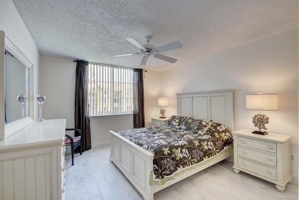 YACHT CLUB - Residential Lease