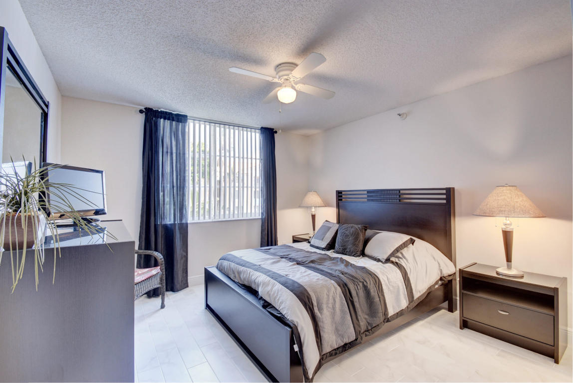 YACHT CLUB - Residential Lease