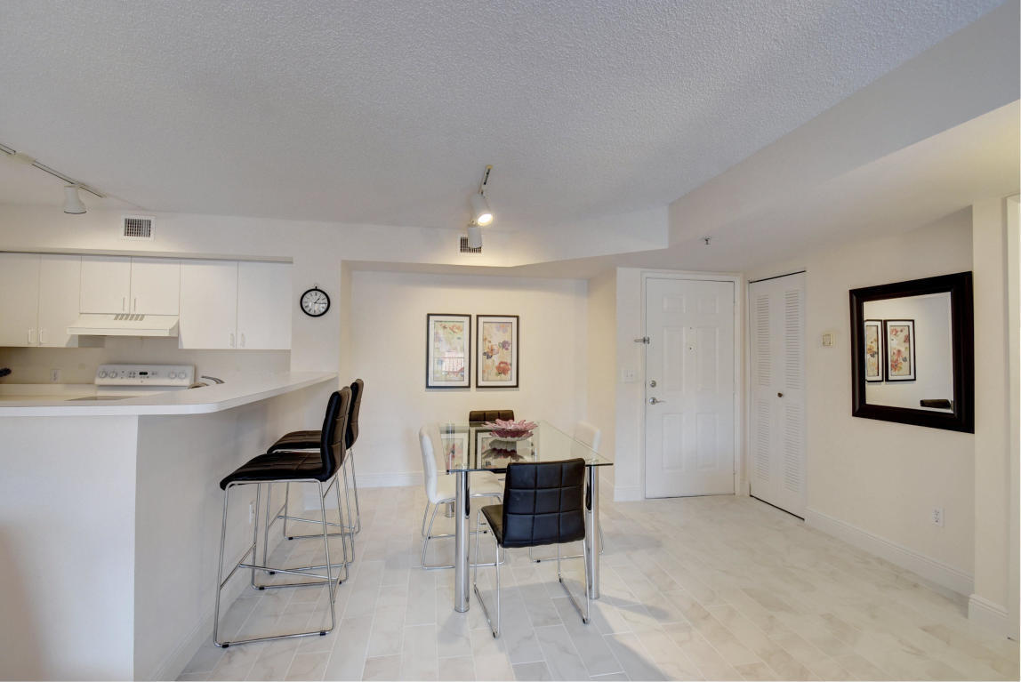 YACHT CLUB - Residential Lease