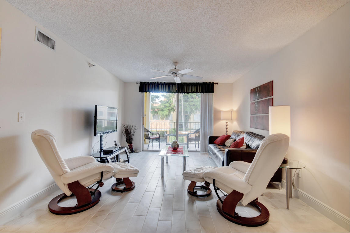 YACHT CLUB - Residential Lease