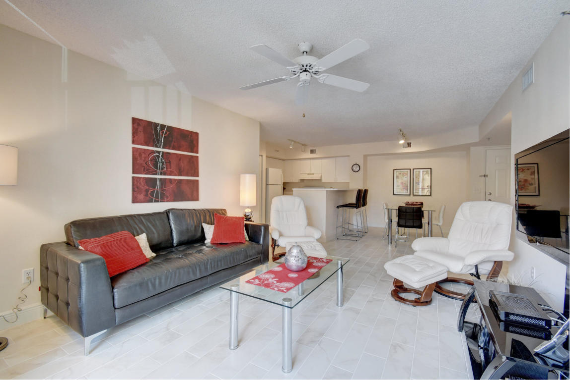 YACHT CLUB - Residential Lease