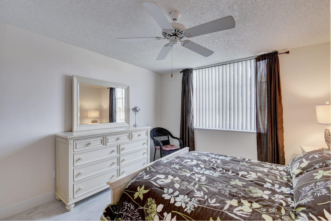 YACHT CLUB - Residential Lease