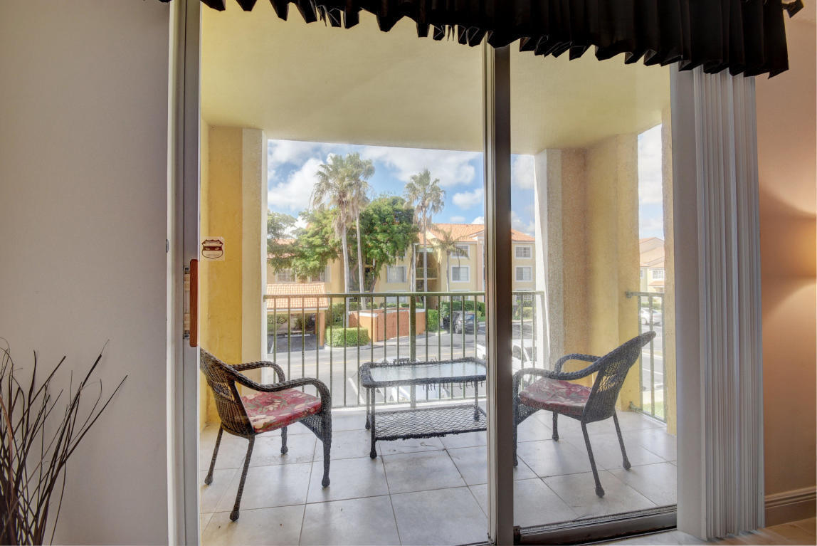 YACHT CLUB - Residential Lease