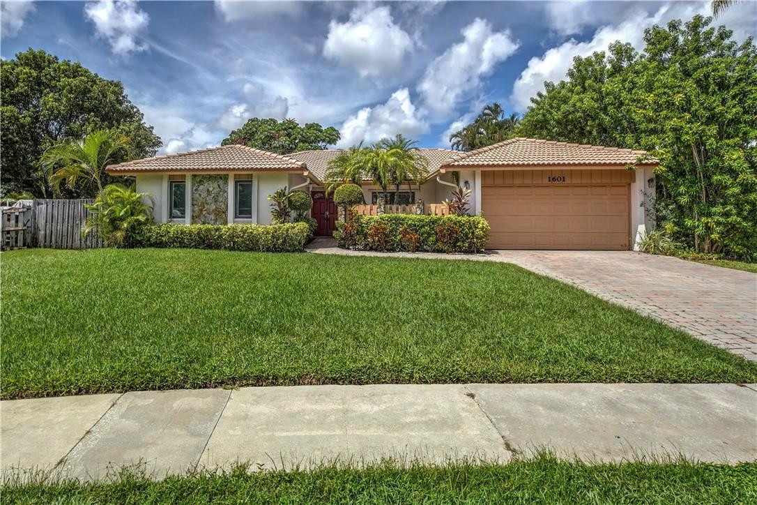 SPACIOUS 4 BED 2 BATH IN GREAT CONDITION WITH SCREENED IN POOL AND 2 CAR GARAGE. THIS PROPERTY HAS A HUGE FENCED SIDE YARD WITH ACCESS TO THE LAKE ON ALMOST ONE THIRD ACRE PIE LOT. HOME WILL BE SOLD "AS IS" WITH THE RIGHT TO INSPECT.