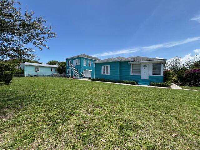 Four units in  Seminole Heights on large lot! Includes a separate house which could be ideal for an owner occupant. Includes a double car garage which could be rented for $200/mth. Units in good condition. Owners pays for electricity for all units. This averages about $300/mth.