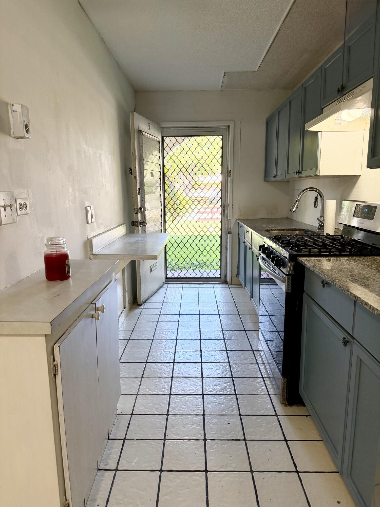 ComWelcome home to this beautifully maintained first-floor 1-bedroom, 1-bath residence in the heart of Miami Gardens. Ideally positioned along a tranquil pond, this inviting unit offers peaceful water views and convenient ground-level access. Inside, you'll find ceramic tile flooring throughout, an updated kitchen, and a renovated bathroom, creating a move-in-ready living space. Residents enjoy a well-maintained community with a sparkling pool just steps away, along with easy access to major roadways, shopping, dining, and multiple public transportation options. An exceptional opportunity for homeowners and investors alike. (55+ Community) Vacant and easy to show