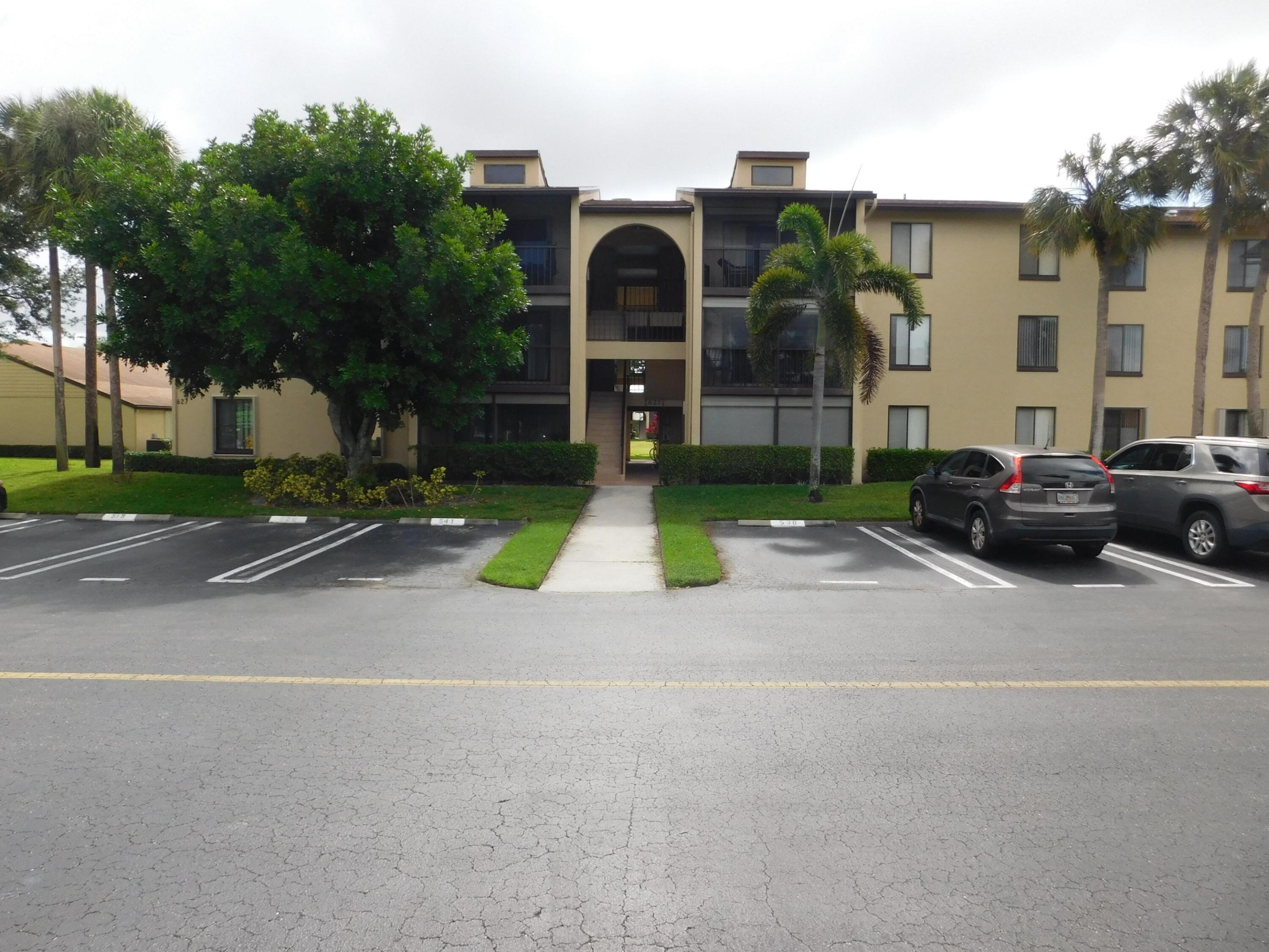 Beautiful 2/2 for rent in a extremely quiet community of Greenacres - first and security deposit to move in - No minimum credit score required - copy of Driver's License, One month worth of paystubs, application for Rent needed -