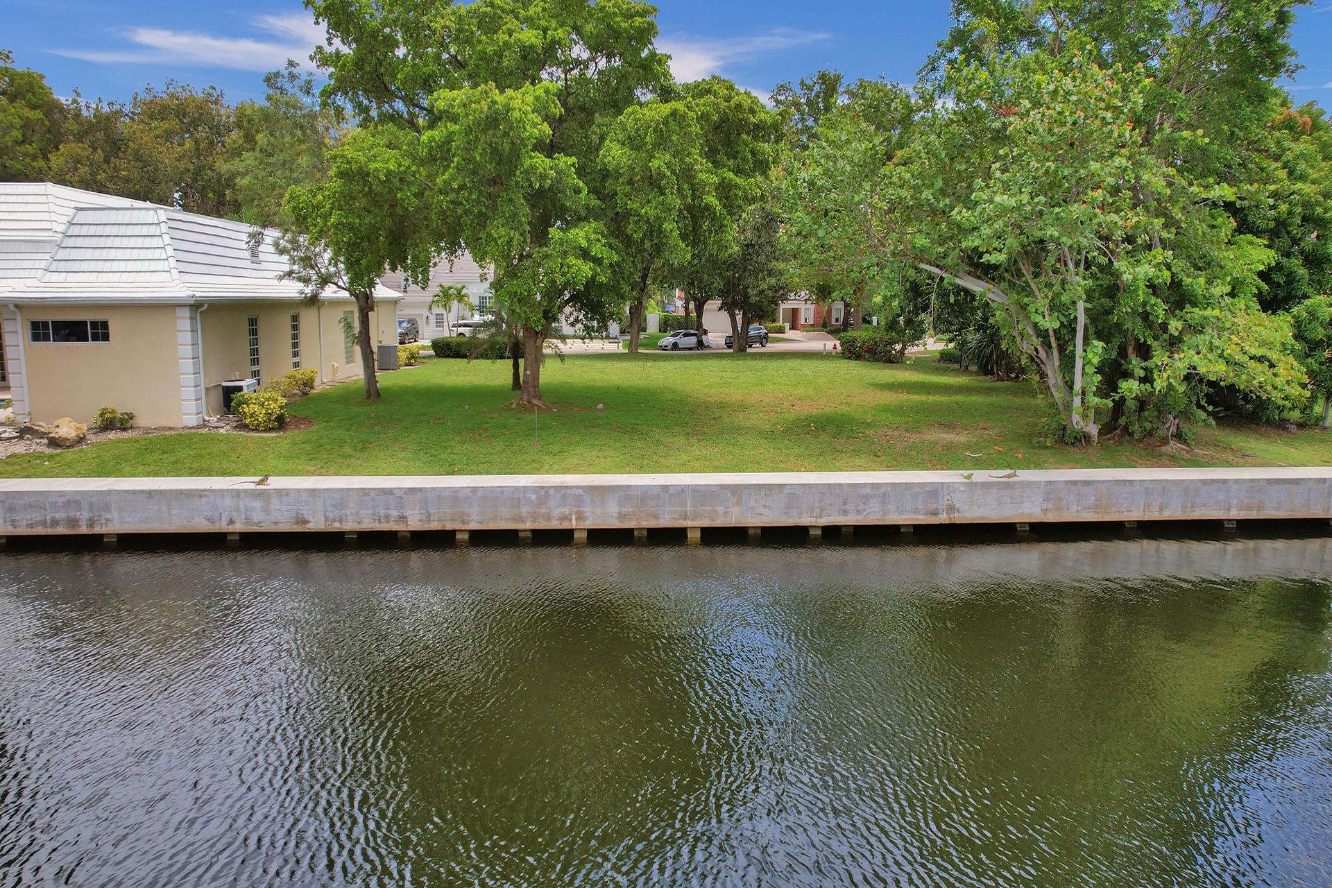 Bay Colony - Land