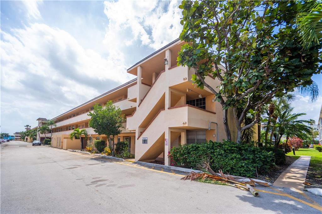 LIGHTHOUSE POINT PLAZA - Residential
