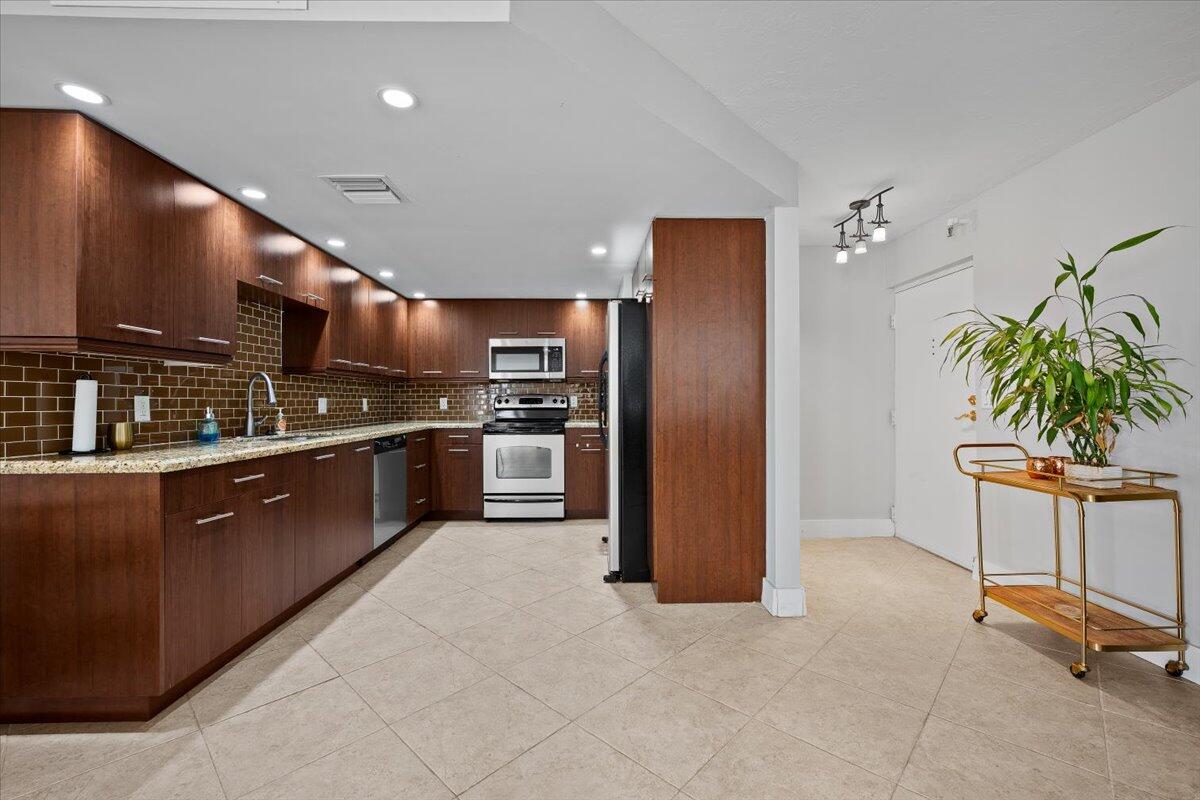 PHOENIX TOWERS CONDO - Residential