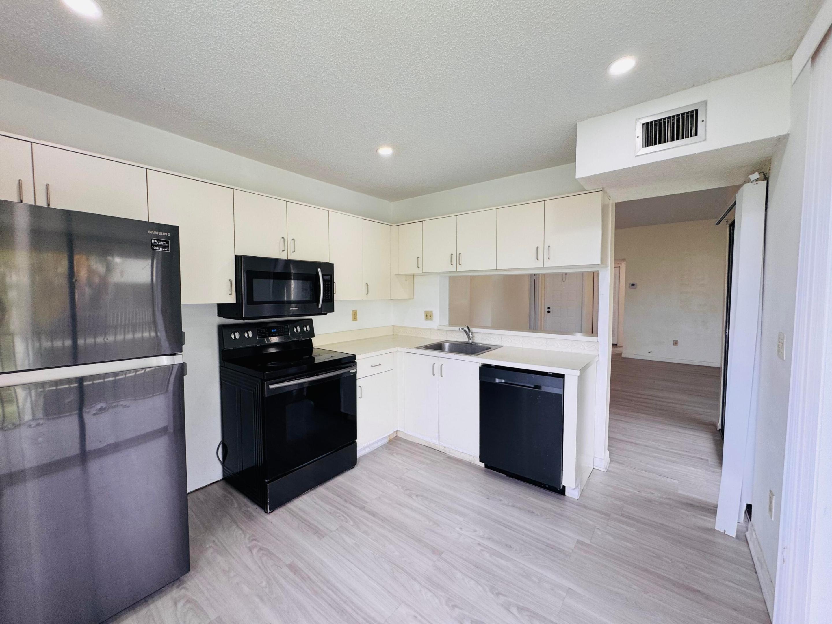 LAKESHORE CONDO 3 - Residential Lease