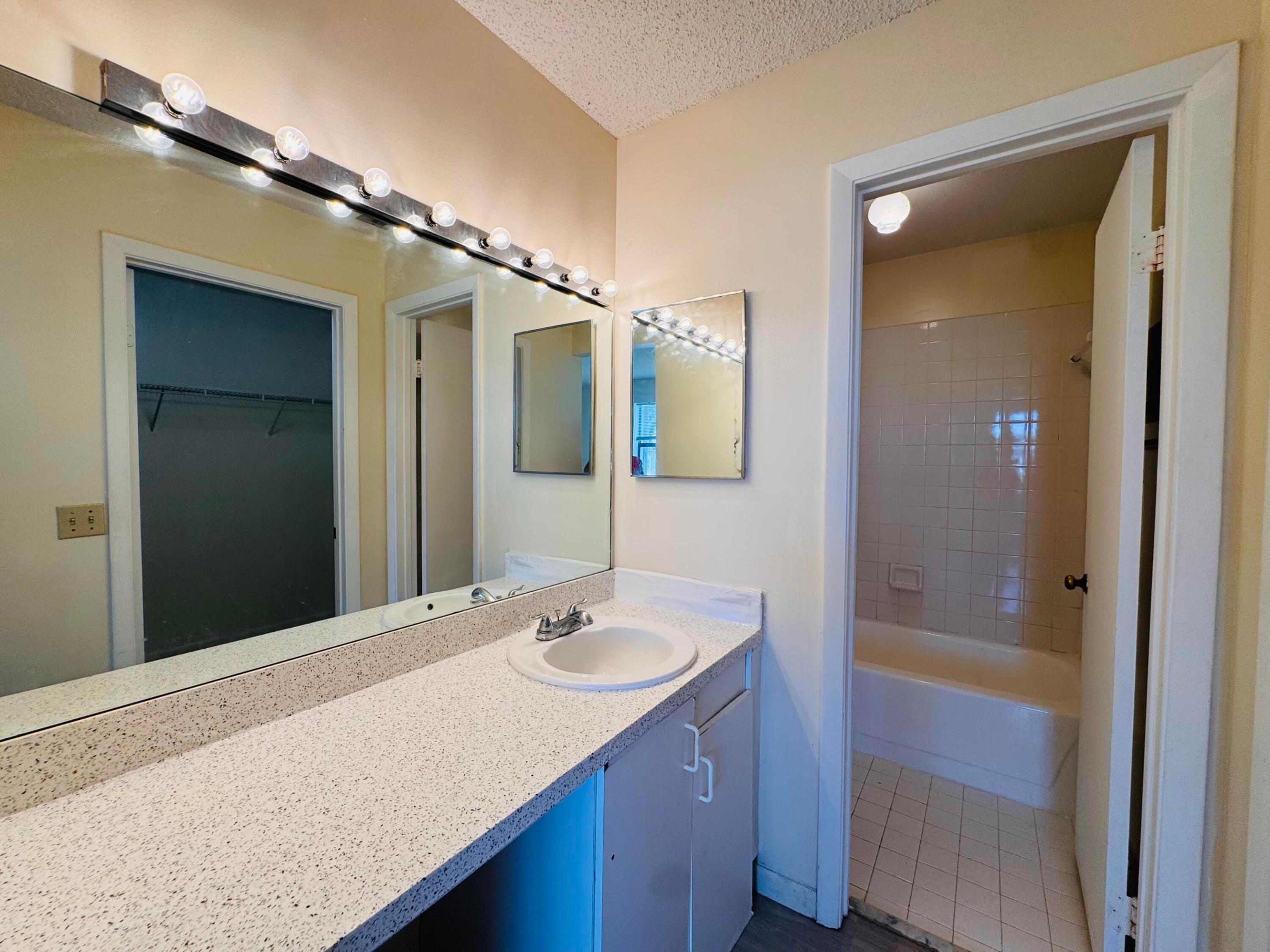 LAKESHORE CONDO 3 - Residential Lease