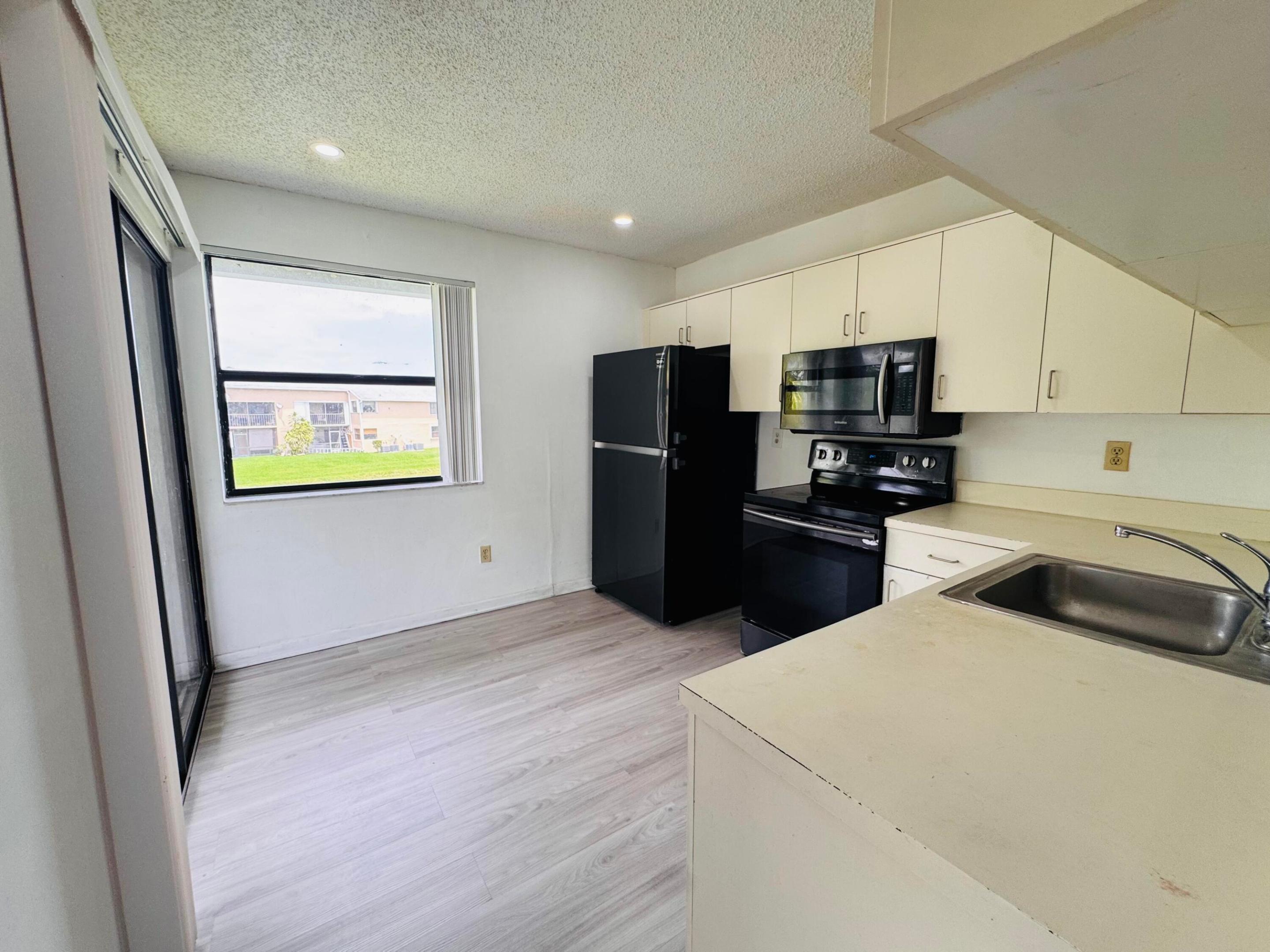LAKESHORE CONDO 3 - Residential Lease
