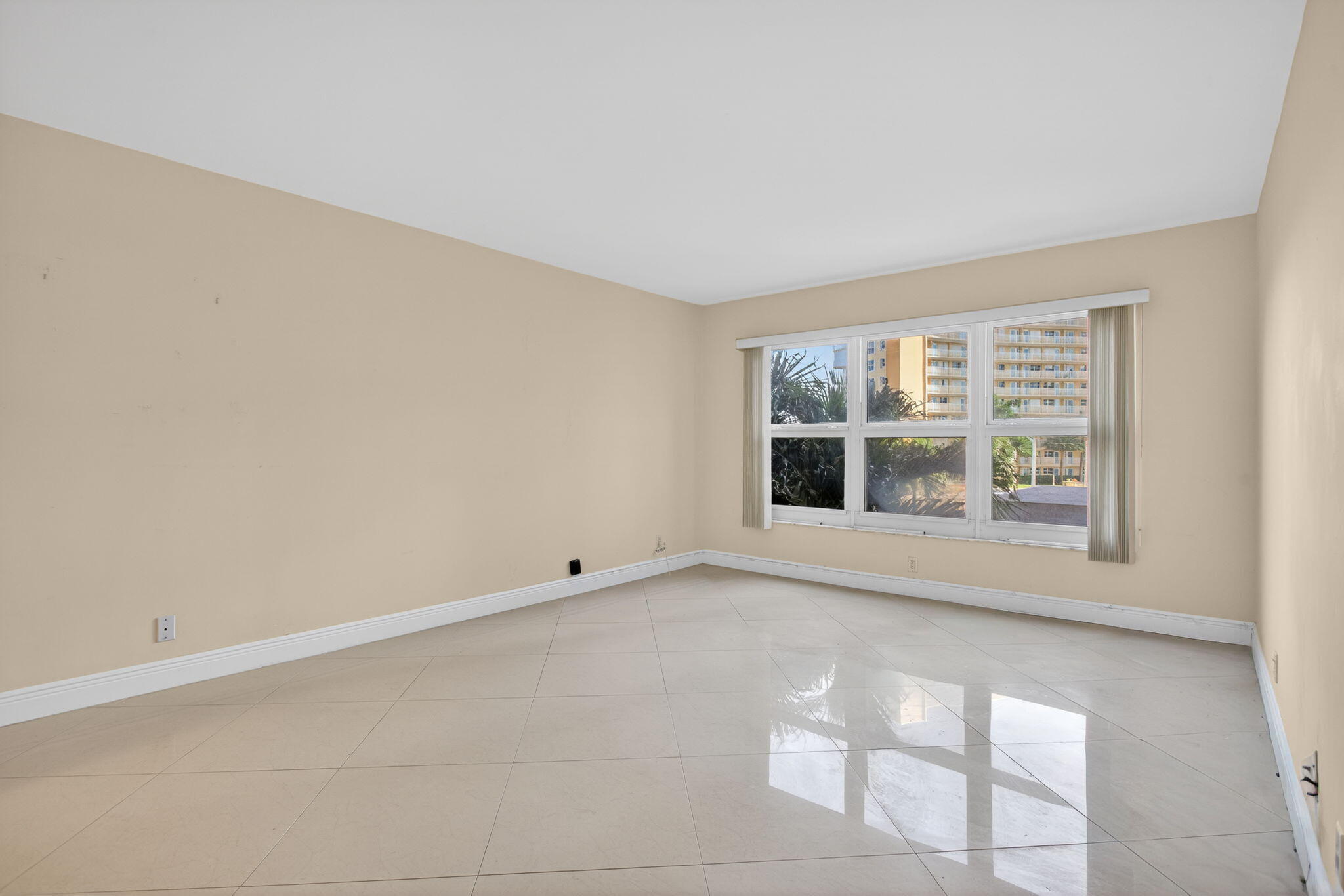 PARLIAMENT HOUSE CONDO - Residential Lease