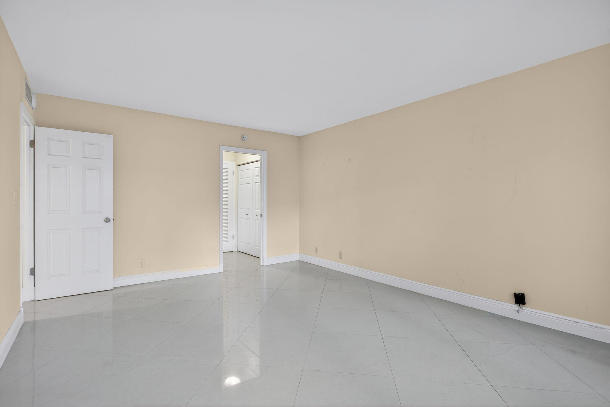 PARLIAMENT HOUSE CONDO - Residential Lease
