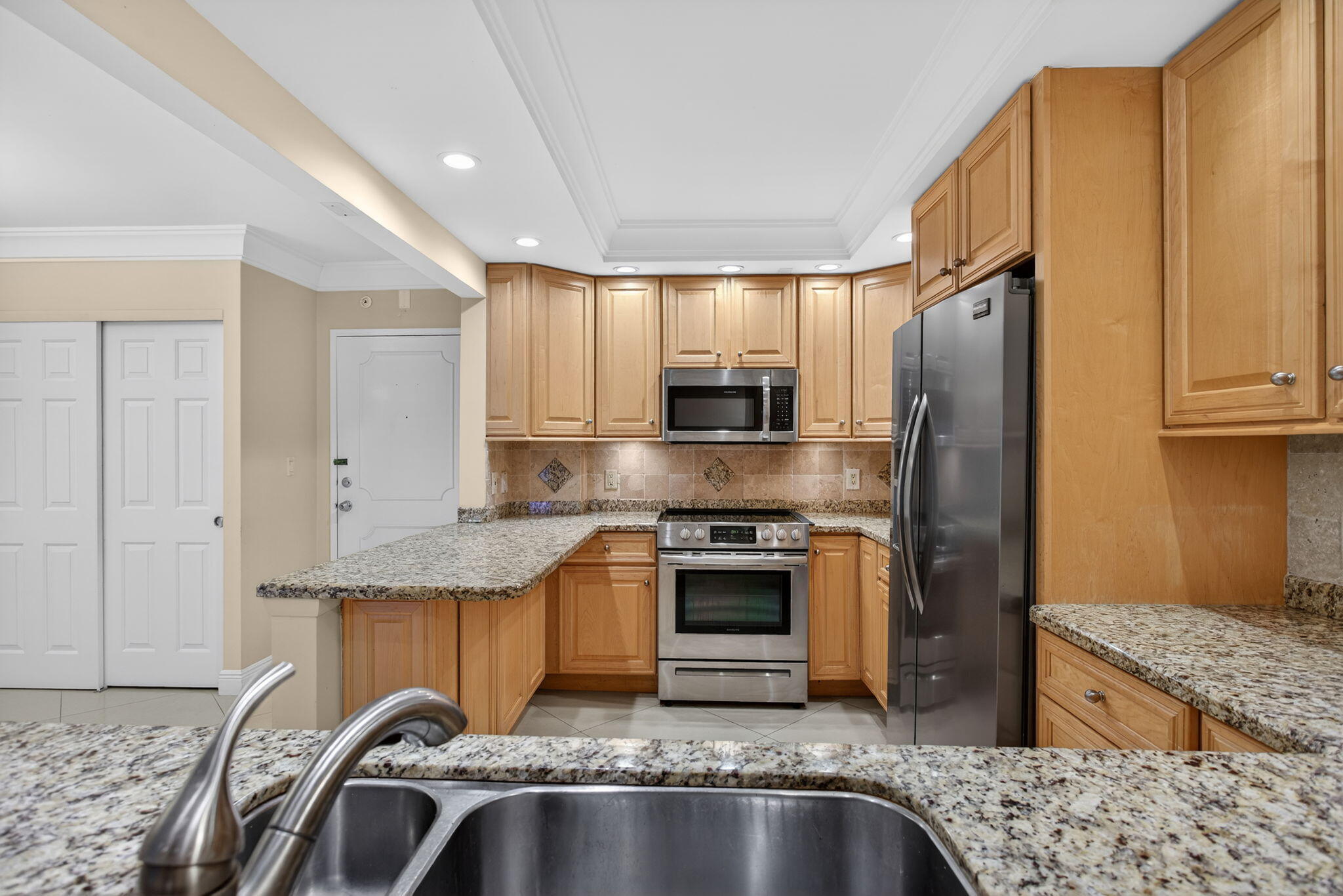 PARLIAMENT HOUSE CONDO - Residential Lease