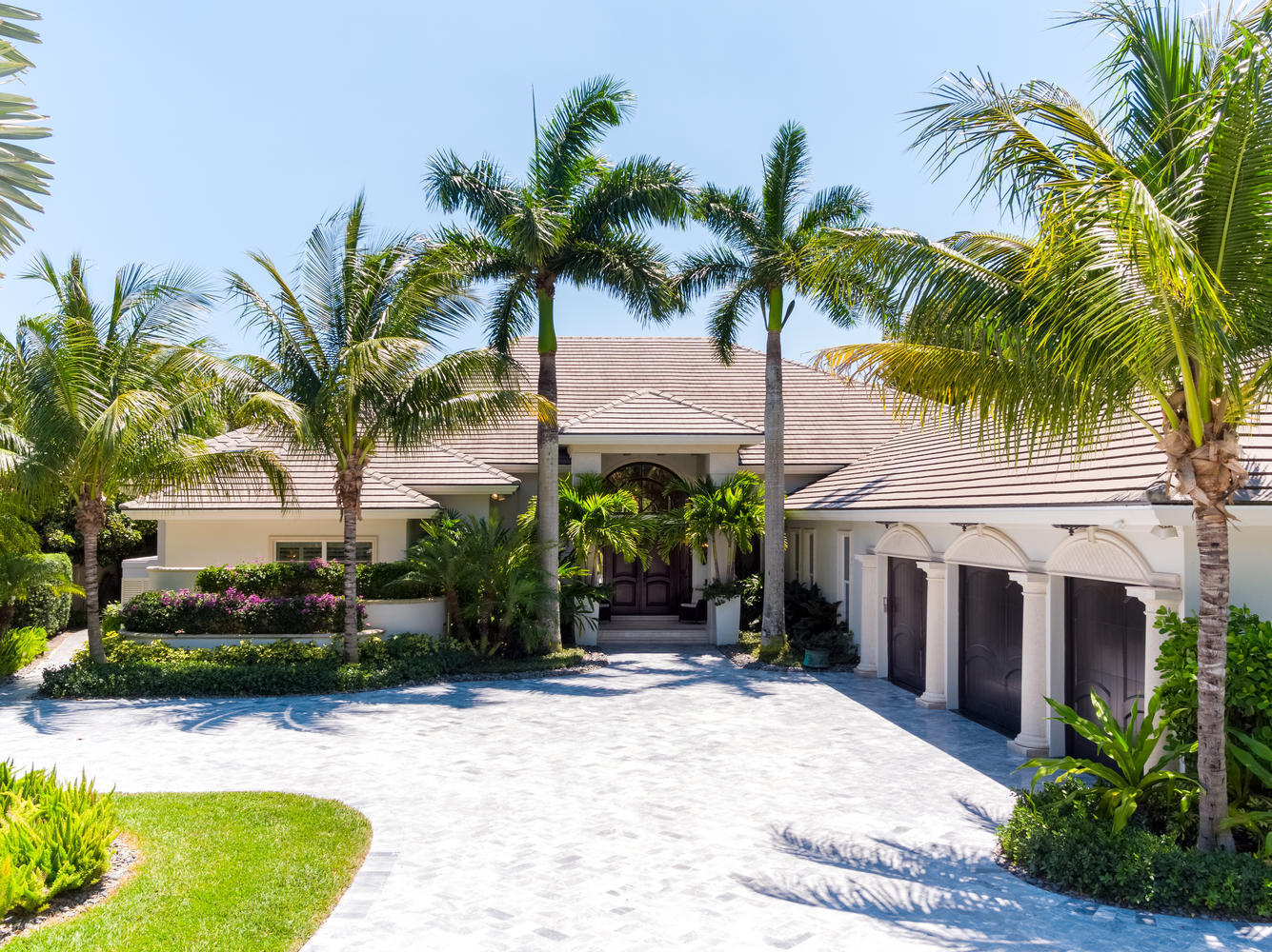 Waterfront state of the art ''smart home'' on oversized cul de sac lot featuring 120' of prime water and spectacular views. Huge master suite with his and her baths and custom closets plus 4 large bedroom suites w/full baths. Chef's kitchen with large quartz dine at island, modern top of line appliances, solid wood custom cabinetry and full built in bar. Amazing family room includes full bar, pool table, media system and full bath with steam shower. Summer kitchen features large counter, grill and pizza oven. Resort style pool/spa and patio includes a very large backyard and dock has 2 lifts and property can accommodate up to 65 feet.