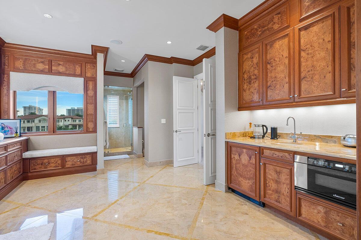 ROYAL PALM YACHT & COUNTRY CLUB - Residential