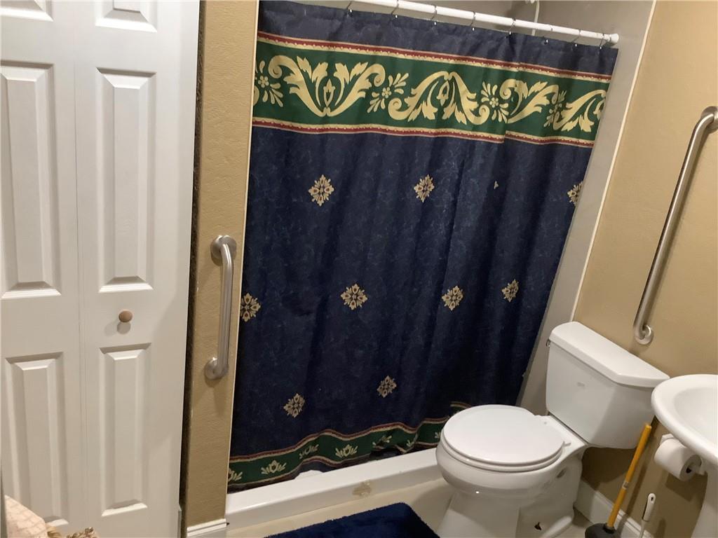 Lauderdale Manor 25-12 B - Residential