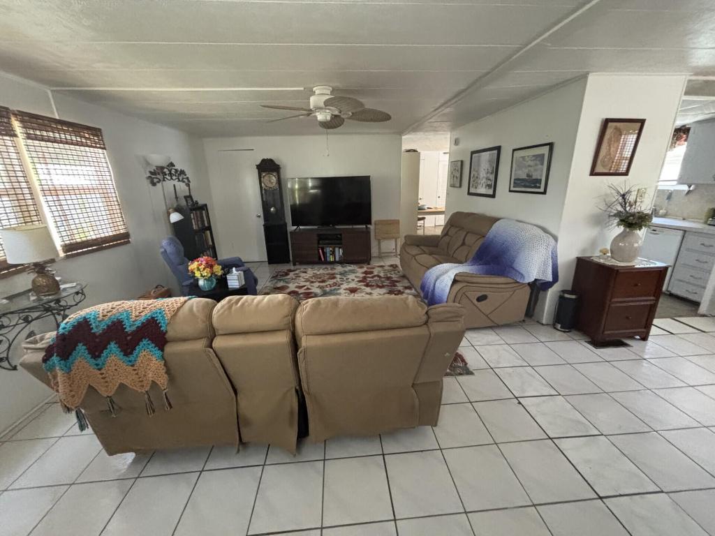 COUNTRY KNOLLS - Residential
