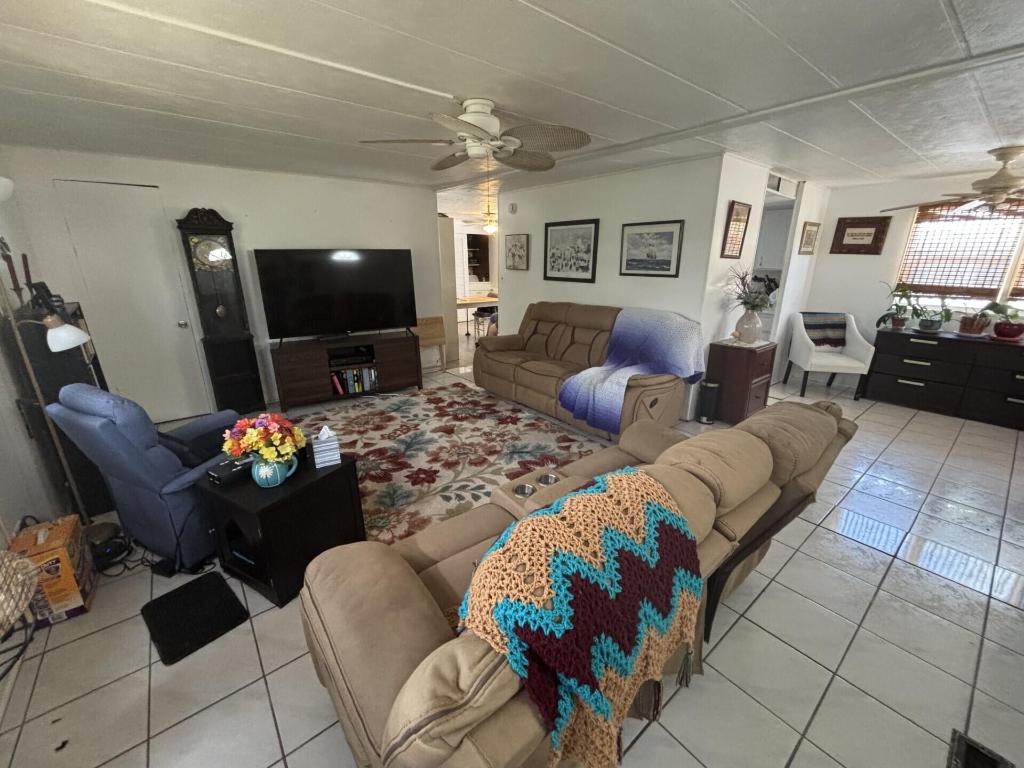 COUNTRY KNOLLS - Residential