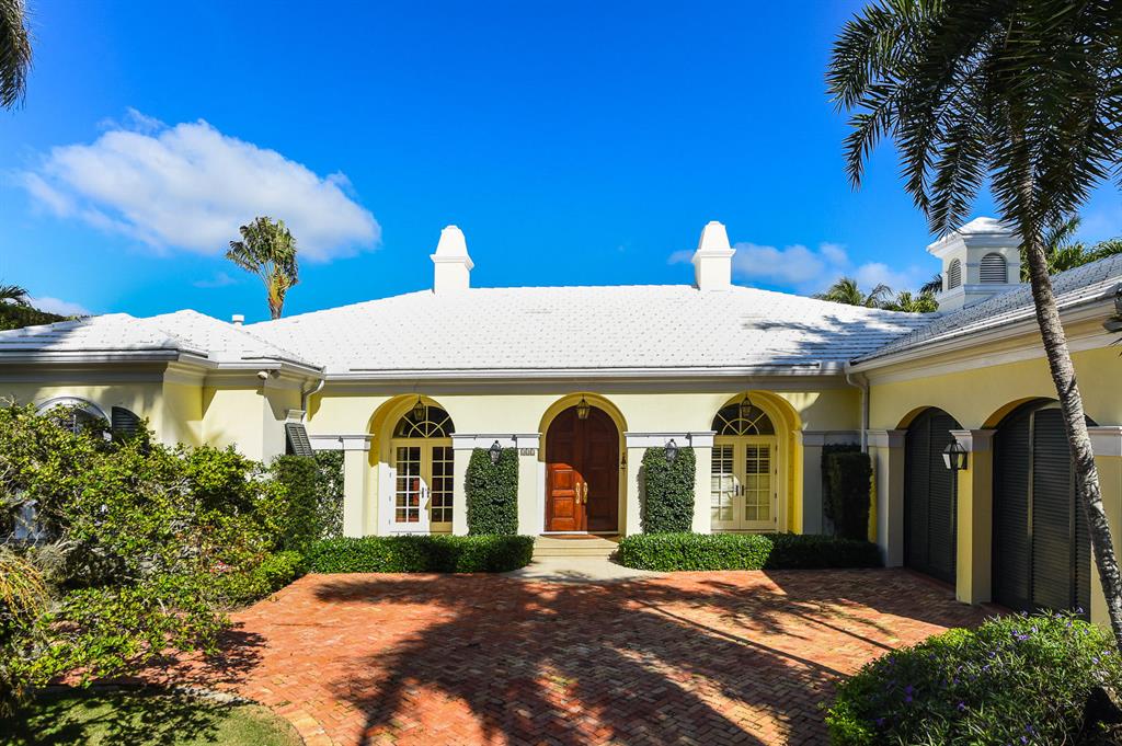 Perfectly located close to town, this gracious and pristine Bermuda has a fabulously easy living floor plan with well scaled indoor/outdoor spaces!  With 3BR/5Bath plus study, it is beautifully appointed with quality custom woodwork, ultra-high ceilings, hardwood floors, open kitchen/family room, lovely pool/patio, impact glass and 2 car garage.