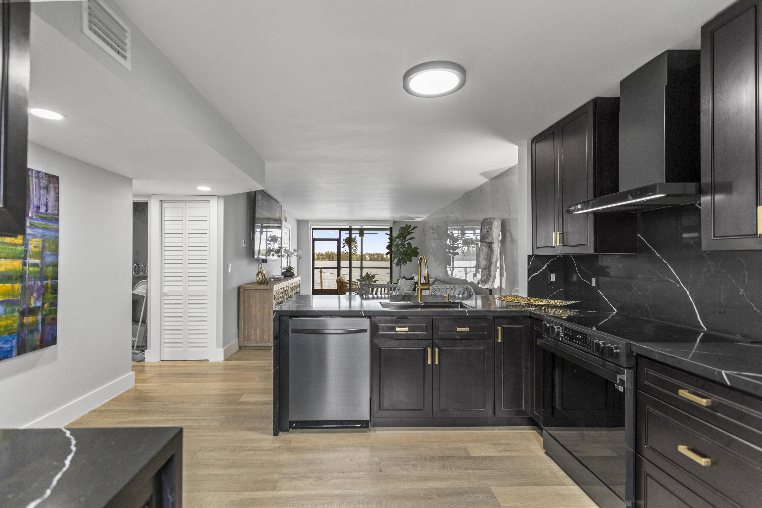 LAKE EMERALD CONDOMINIUM NO - Residential