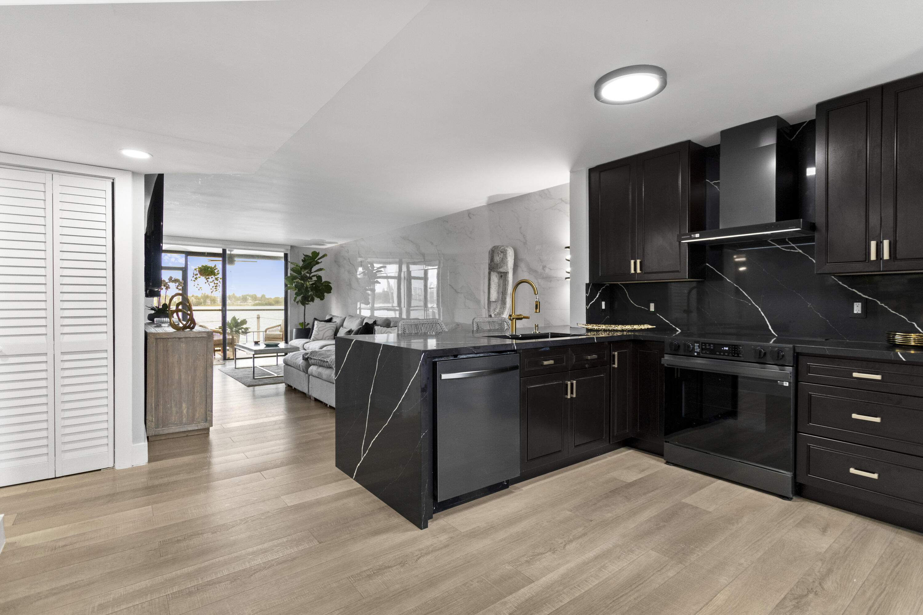 LAKE EMERALD CONDOMINIUM NO - Residential