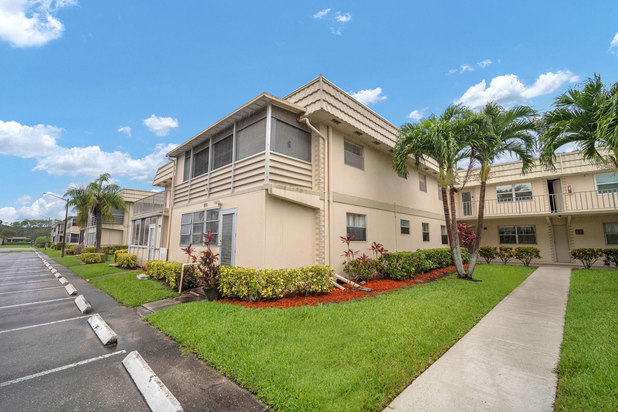 KINGS POINT SAXONY CONDOS - Residential