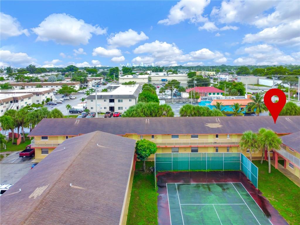 courts at Oakland park - Residential