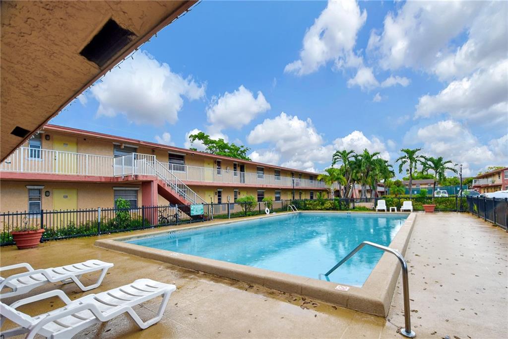 courts at Oakland park - Residential