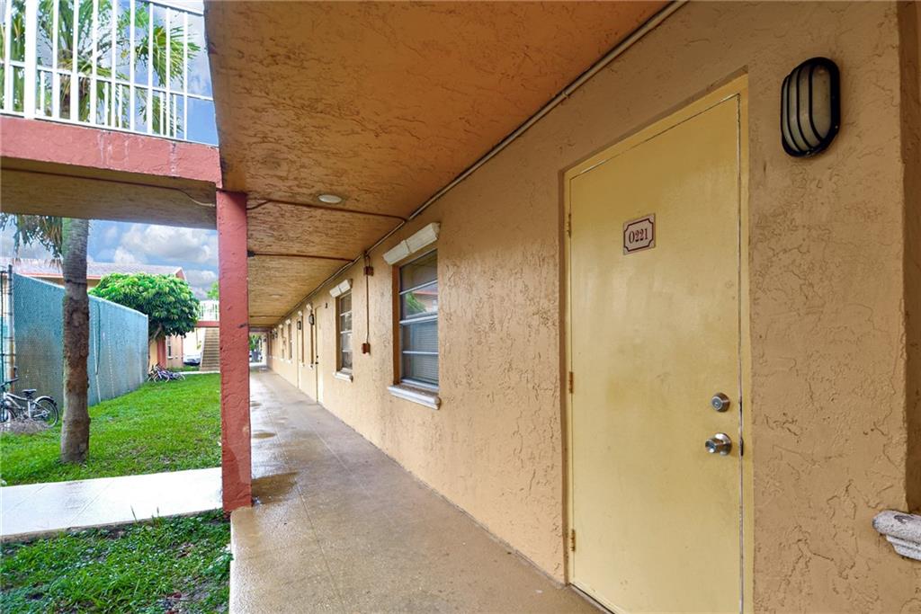 courts at Oakland park - Residential