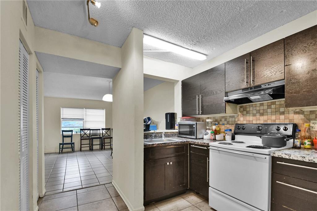 courts at Oakland park - Residential