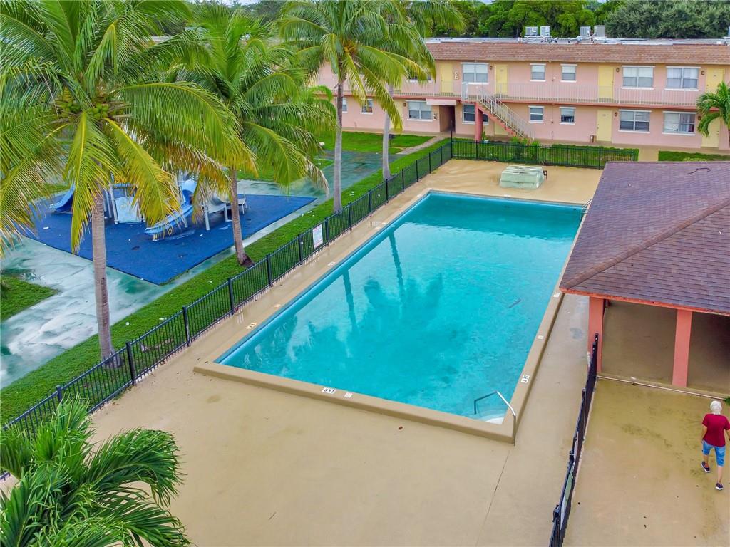 courts at Oakland park - Residential