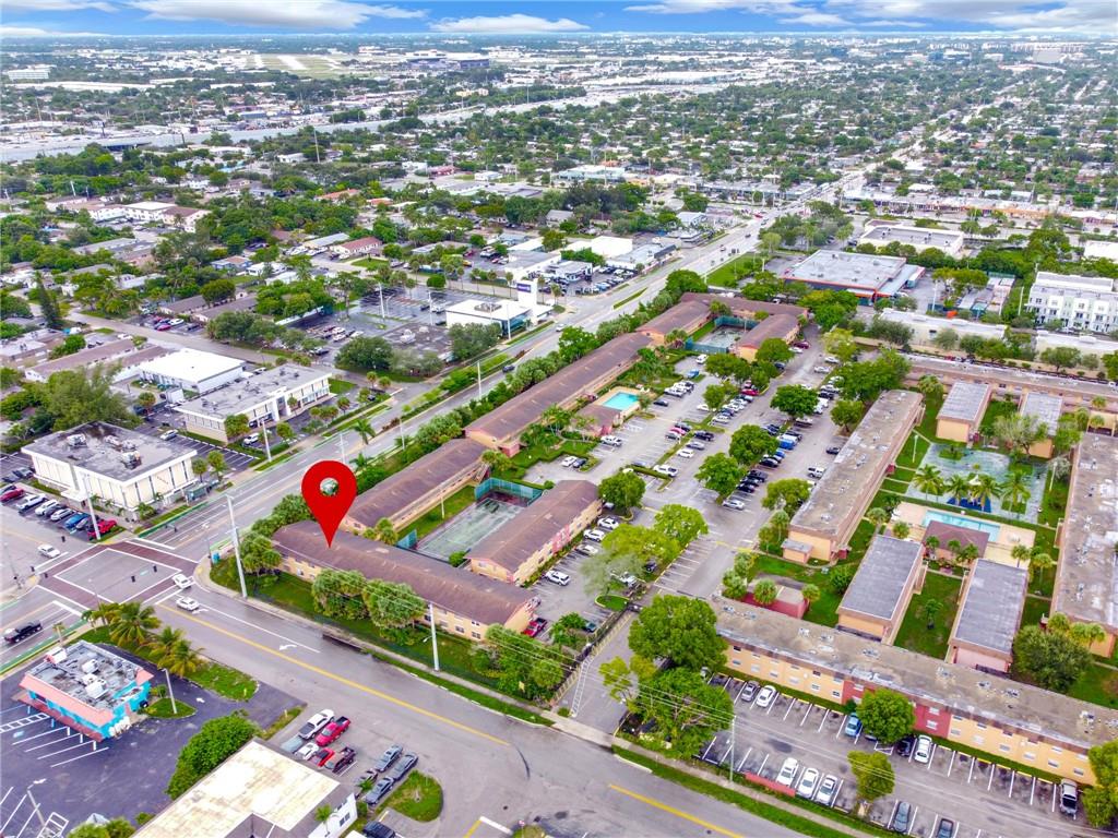 courts at Oakland park - Residential