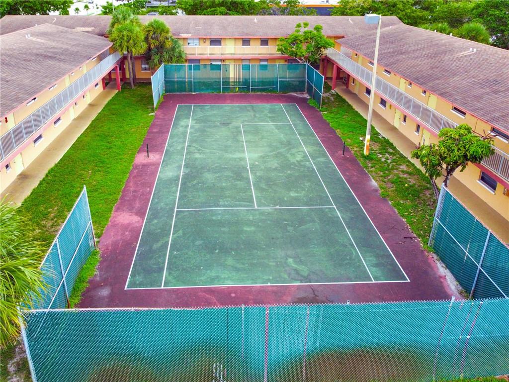 courts at Oakland park - Residential