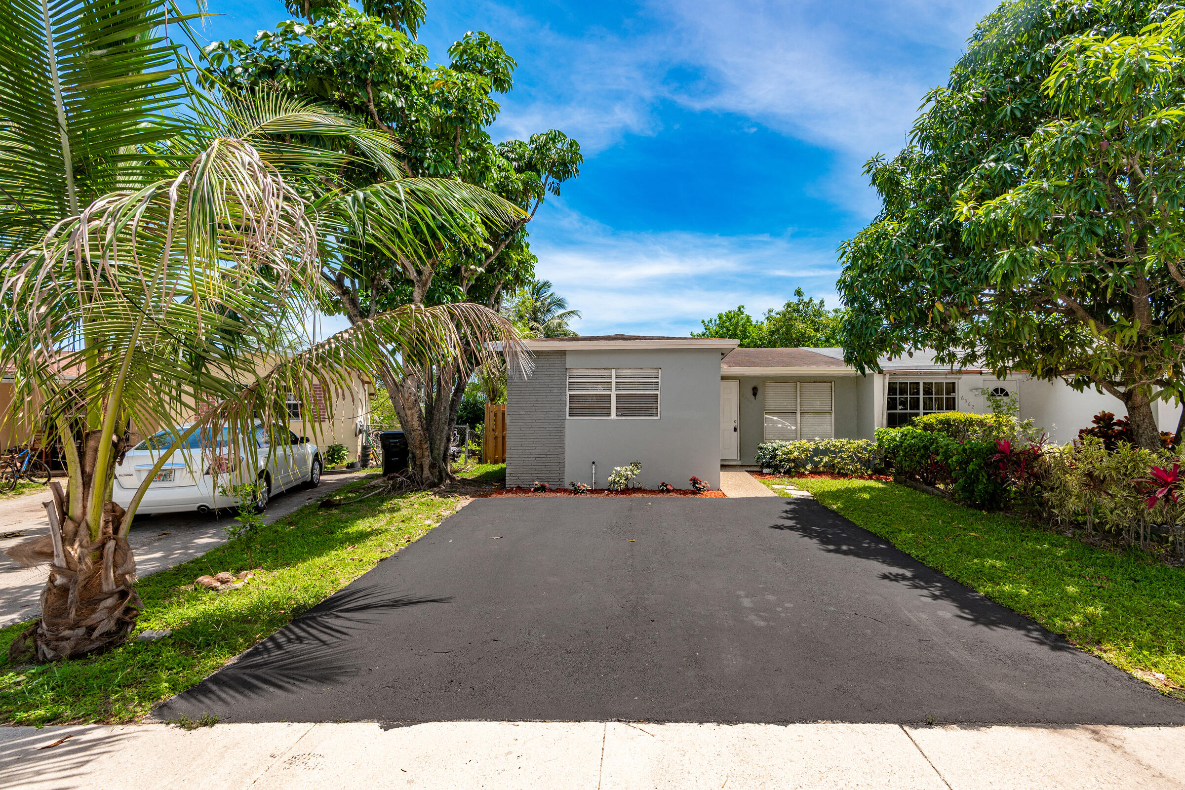 Beautifully updated and spacious 4-bedroom, 2-bath home located in desirable Broadview Country Club. Featuring brand-new appliances, stylish updates, and a bright open layout, this move-in-ready residence offers the perfect blend of comfort and convenience. Enjoy generous living spaces ideal for entertaining, relaxing, and everyday living. Centrally located just minutes from major highways, premier shopping, dining, parks, and the airport. A fantastic opportunity to own a turnkey home in a prime location. Easy to show!
