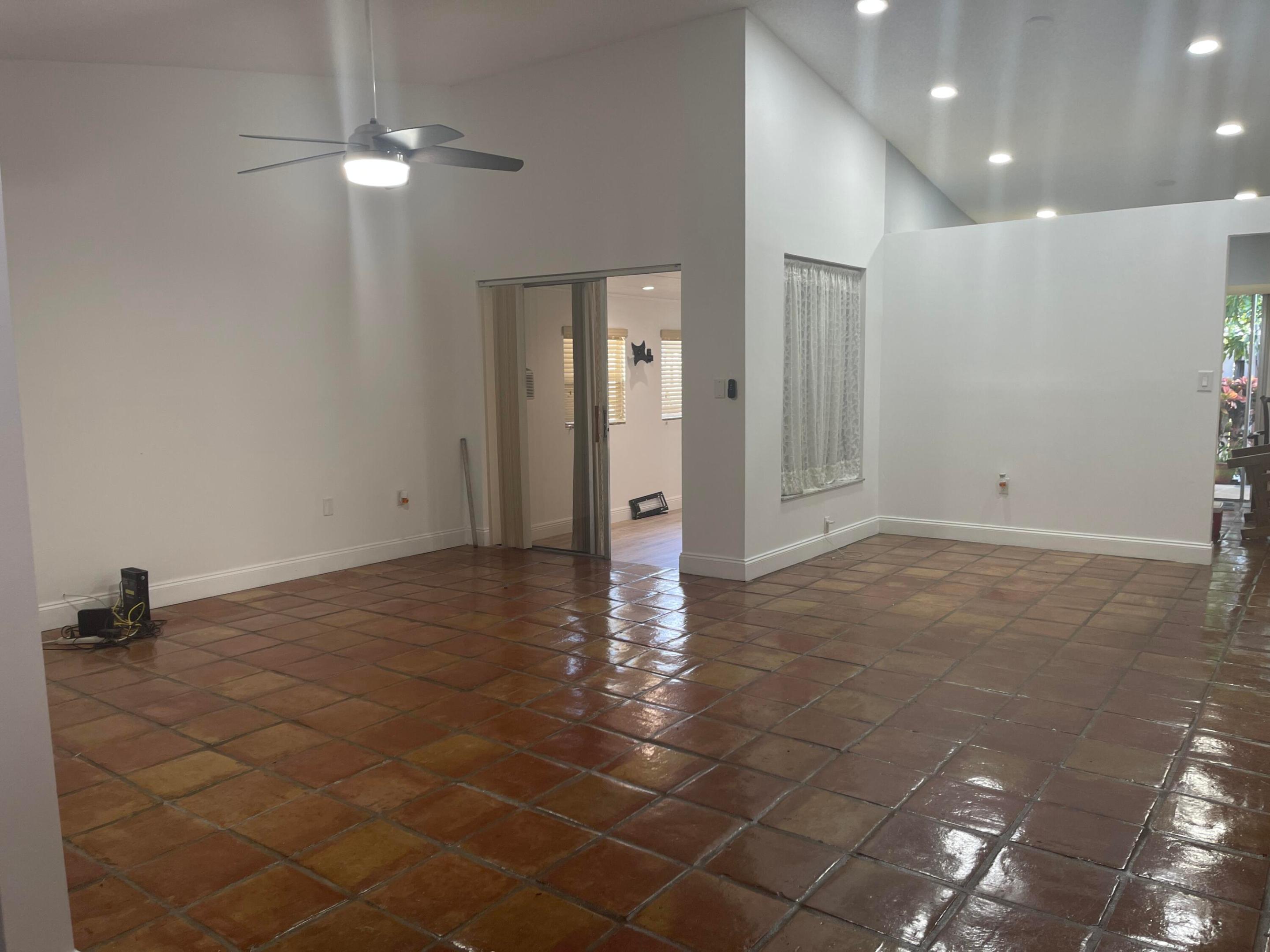 Move-in ready 3BR/2BA home with a versatile den, **brand-new bedroom flooring**, updated kitchen, tile floors in main living areas, fenced backyard, and ample parking. Conveniently located near major highways, shopping, dining, parks, and schools in the desirable Country Lake area.  **ESPAÑOL** Casa lista para mudarse de 3 habitaciones, 2 baños y un den versátil. Pisos nuevos en los dormitorios, cocina actualizada, pisos de loseta en las áreas principales, patio cercado y amplio estacionamiento. Excelente ubicación cerca de autopistas, comercios, restaurantes, parques y escuelas en la zona de Country Lake.
