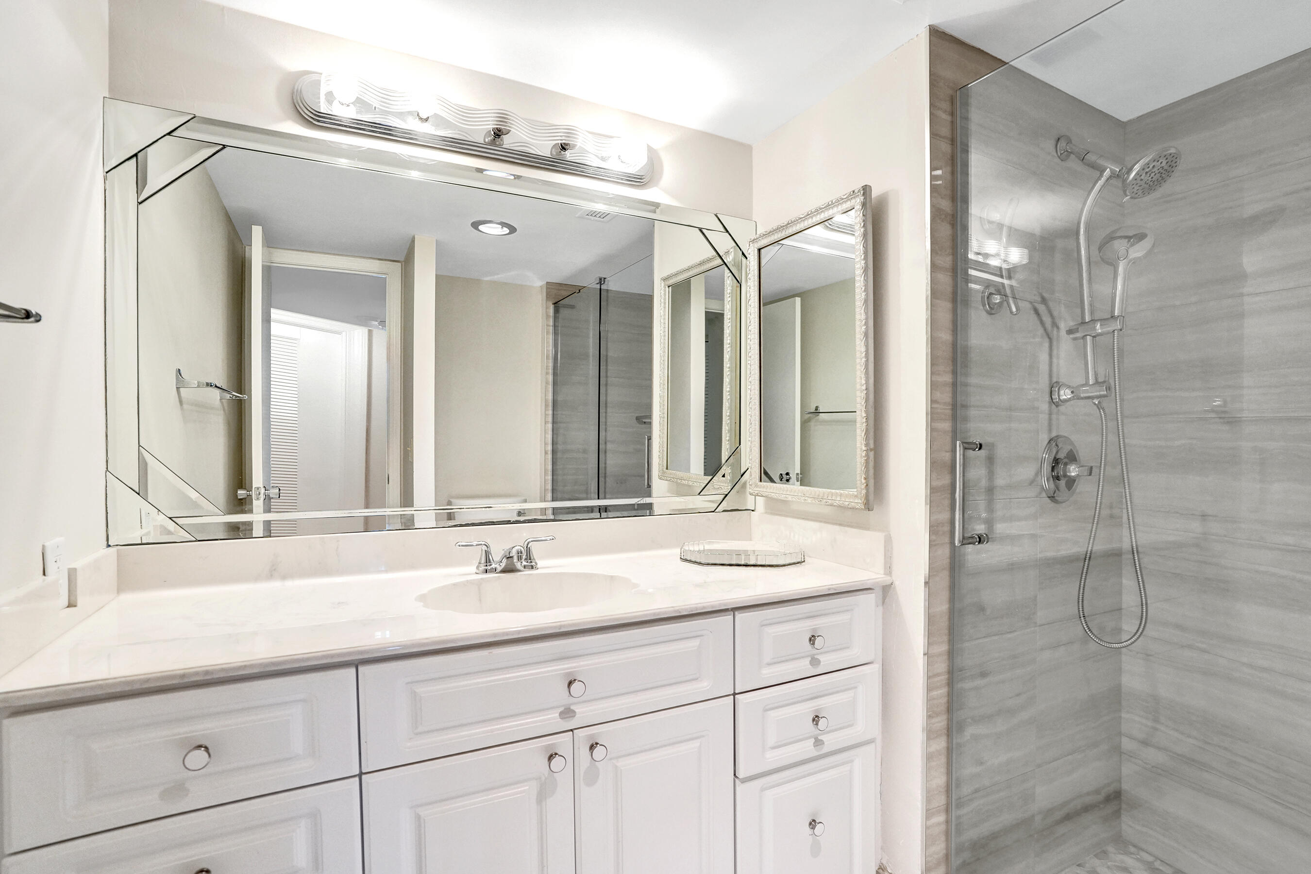 Claridge Condo - Residential