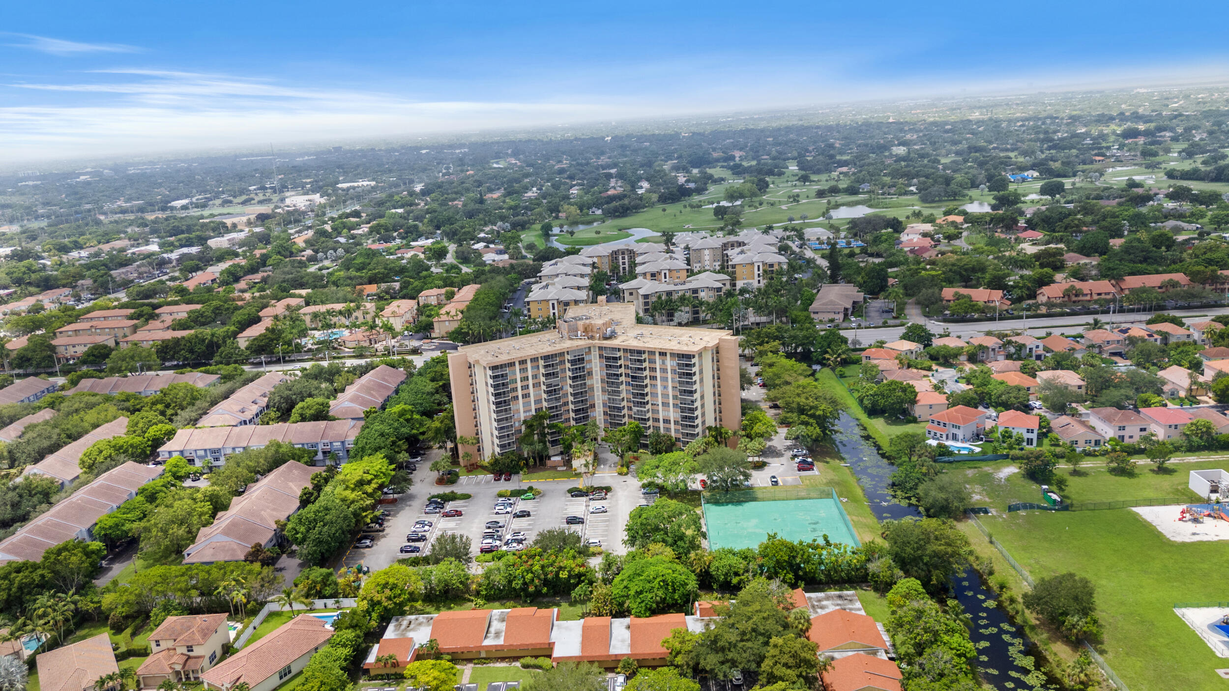 COUNTRY CLUB TOWER OF CORAL - Residential