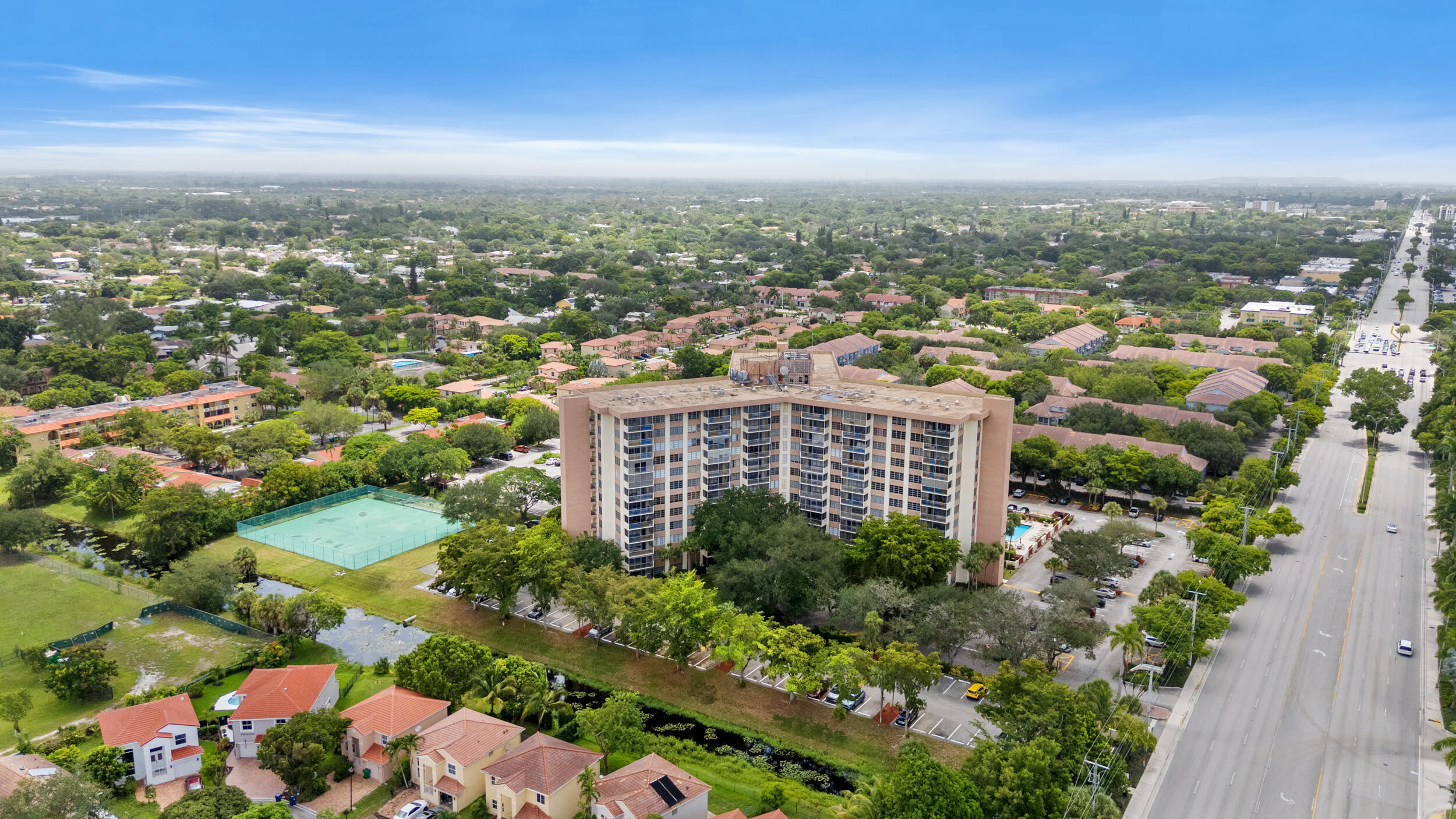 COUNTRY CLUB TOWER OF CORAL - Residential