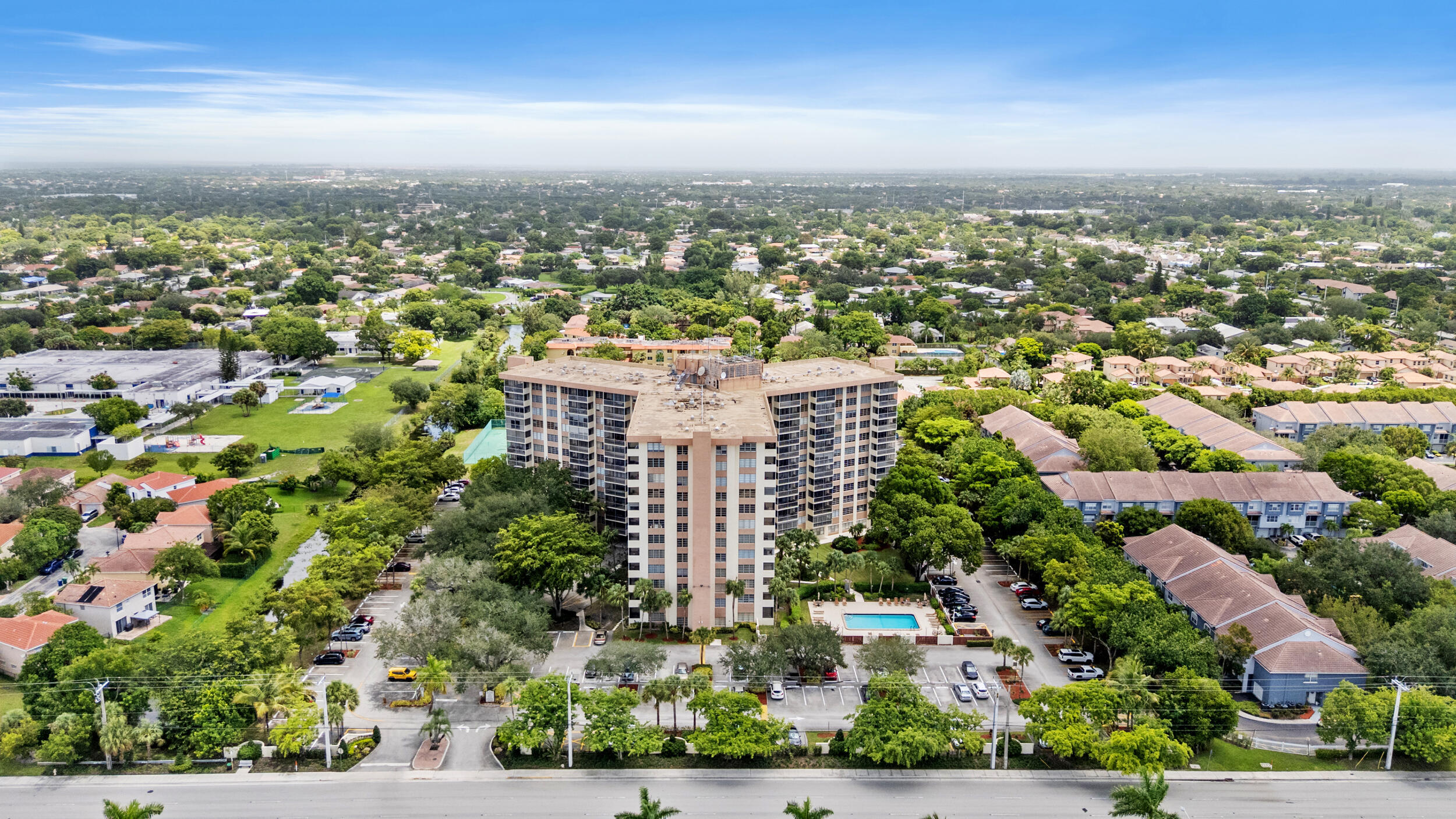COUNTRY CLUB TOWER OF CORAL - Residential